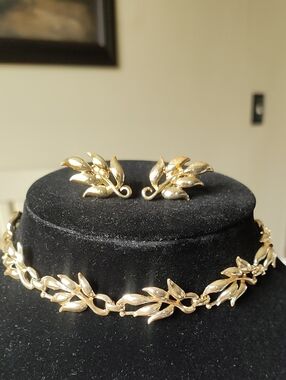 Coro Gold Leaf Necklace with Matching Clip-On Earrings